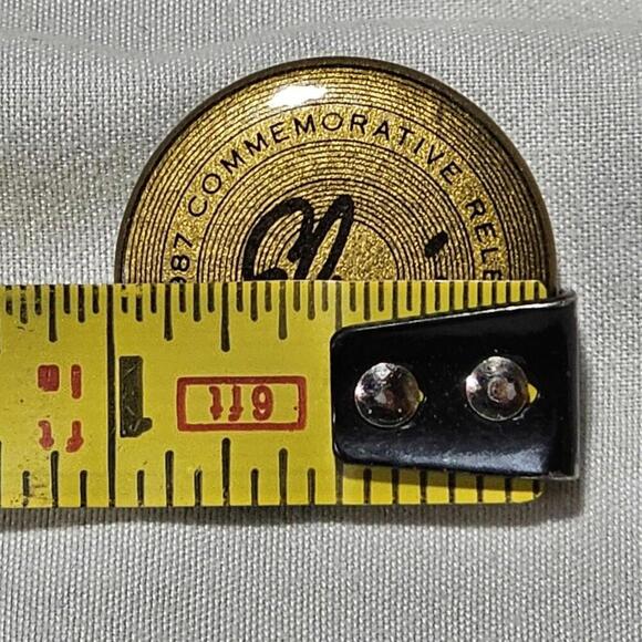 Vintage Elvis Presley 1987 Commemorative Release Album Lapel Or Hat Pin - Picture 3 of 3